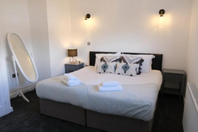 Amazing 3-bed House with Free Parking & Garden